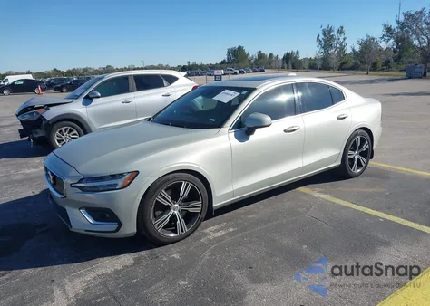 2019 Volvo S60 T6 Inscription z USA, uszkodzony, nr VIN 7JRA22TL4KG010090